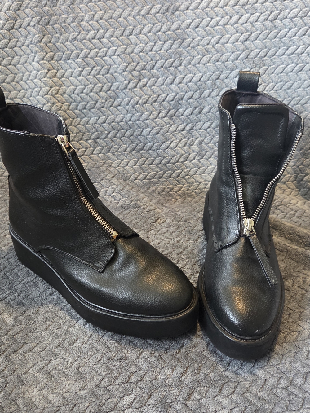 H&M Women’s Black Leather Ankle Bootie Front Zip Round Toe EU 39 US 8